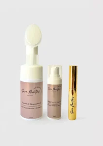 Kit skincare básica e bem feita com mousse facial, hitratante e sérum fortalecedor de sobrancelhas