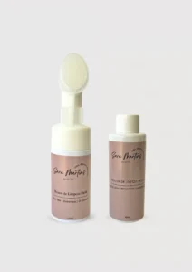 Kit Clean contém uma mousse de limpeza facial e um refil do mousse de limpeza para uma skincare diaria e eficiente